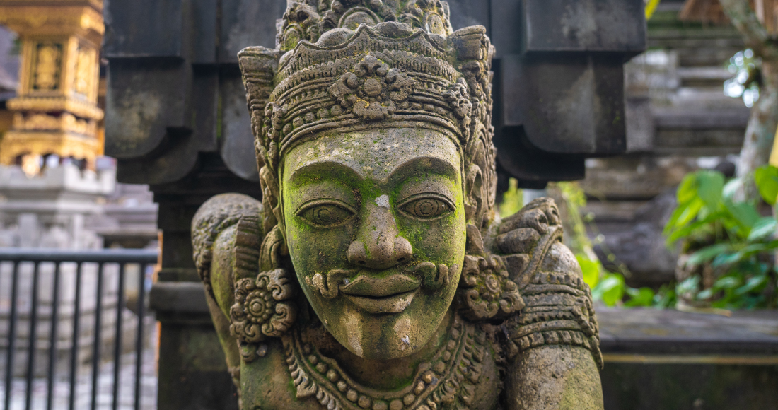 緑香るライステラスと、神秘的なバリ・ヒンドゥの石像。バリらしい風景