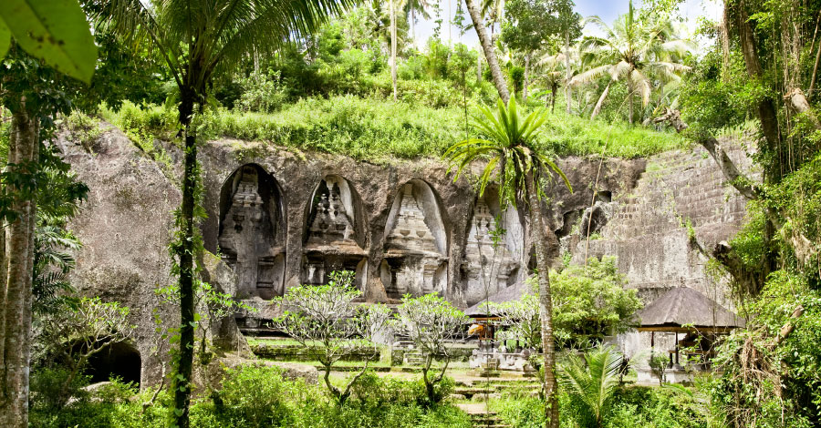 密林に覆われたグヌンカウィ遺跡。王家のだけが知る幻の石窟寺院。