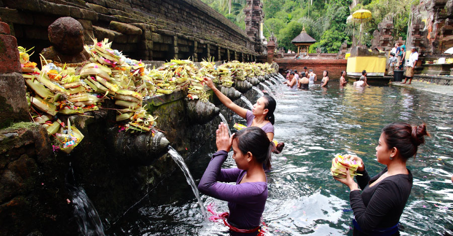 ティルタエンプル寺院には聖水が湧き出ており、人々が沐浴をしています