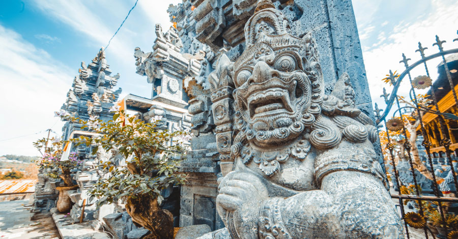 迫力あるバリ・ヒンドゥ様式の石像