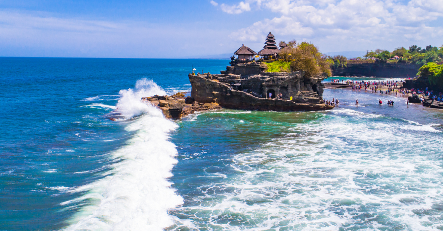 インド洋の断崖絶壁にそびえるタナロット寺院