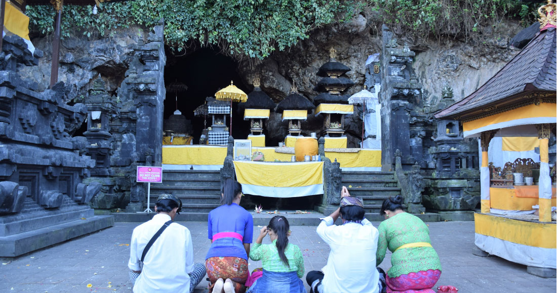 洞窟前には、敬虔な信仰者が神々に祈りを捧げています