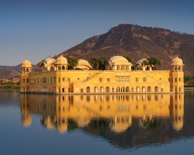 マンサガール湖上に浮かぶ宮殿：ジャルマハル