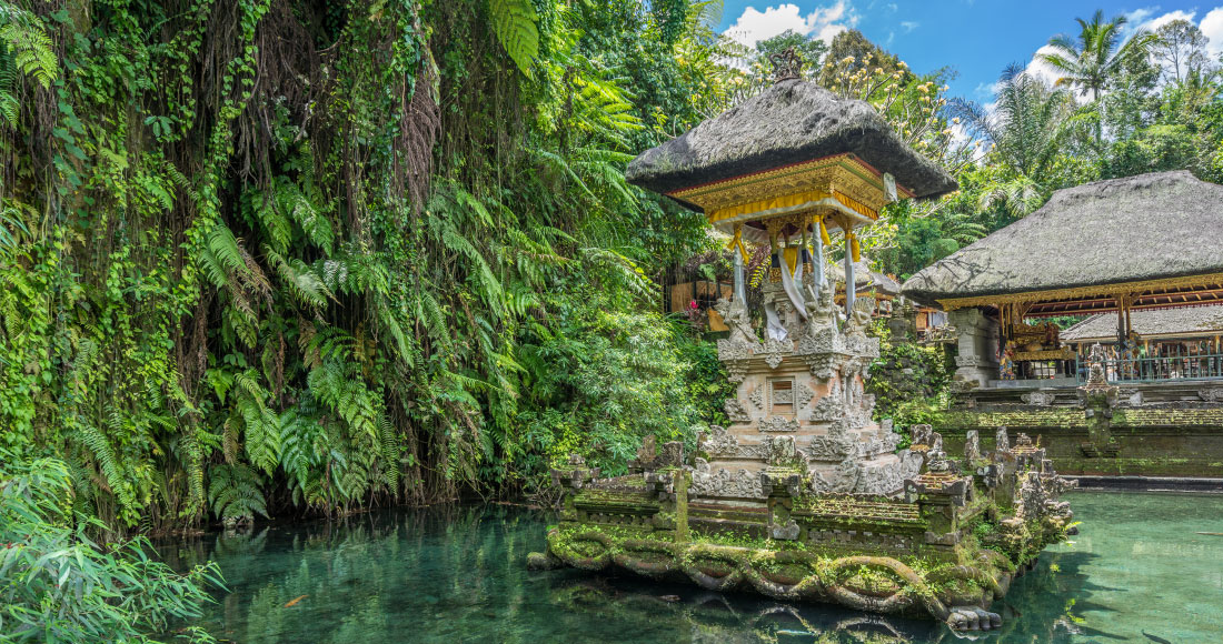 聖水を称える美しい池には、神聖な祠がたちます