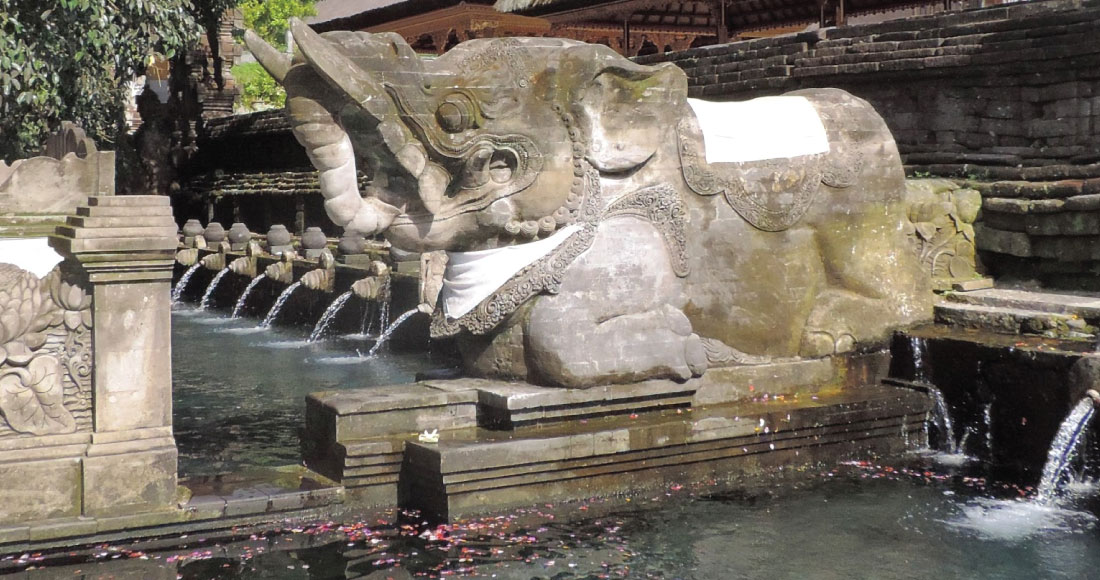バリ・ヒンドゥー教独特の彫刻を施された石像