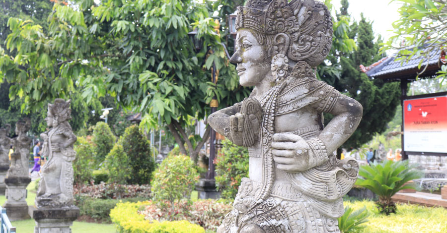 寺院内へは神への畏敬をあらわすバリ島ヒンドゥー独特の像が立ち並びます