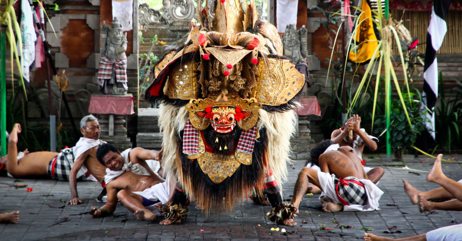 バリ島の壮大な伝説を表した伝統舞踊バロンダンス