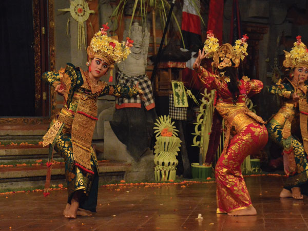 バリで最も華麗で優美な伝統舞踊レゴンダンス