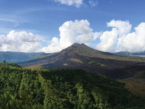 景勝地、キンタマーニ高原黒々とした溶岩が残されている