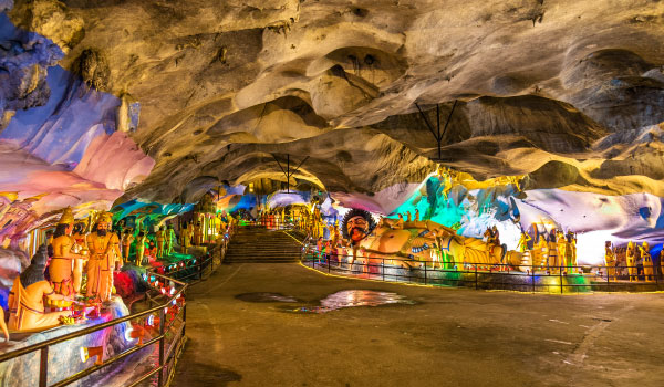 幻想的な鍾乳洞に佇むヒンドゥー教寺院：バトゥ洞窟