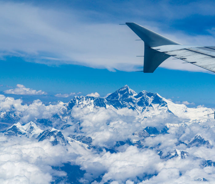 飛行機から眺めるエベレスト山脈
