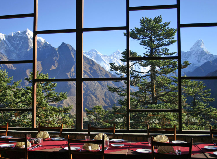 エベレストを眺めながらの絶景レストラン