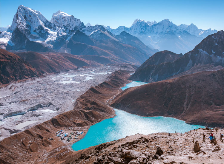 世界最高峰のエベレストと美しい氷河湖を望むゴーキョ