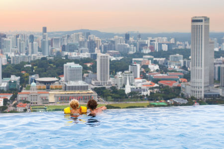 シンガポール市街の美しい街の景色を望む屋上スイミングプール
