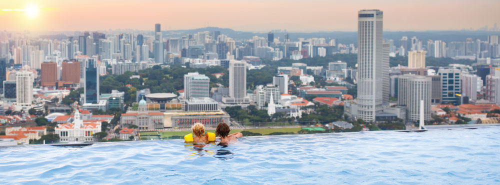 シンガポール市街の美しい街の景色を望む屋上スイミングプール