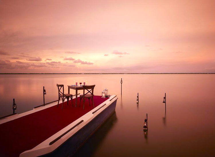 ネゴンボ湖を眺めるロマンティック・ディナー