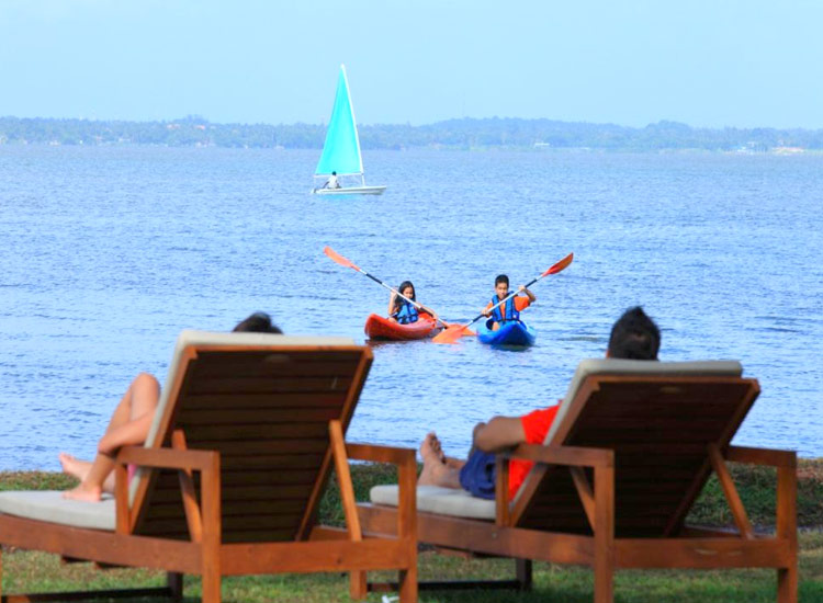 穏やかなネゴンボ湖でのアクティビティも楽しめます
