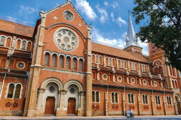 19世紀に建てられたレンガ模様の「聖マリア教会」