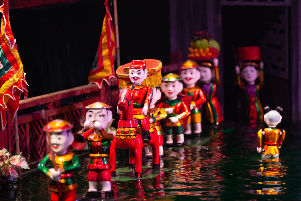 ベトナム伝統芸能の鉄板：水上人形劇