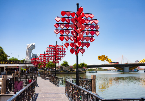 ダナンのシンボルとして愛される人気観光地の「龍橋」