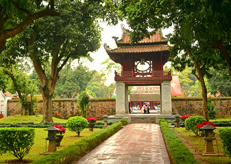 子を祀って建立されたベトナム最古の大学：文廟