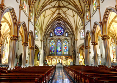 壮麗なネオゴシック様式のハノイ大教会
